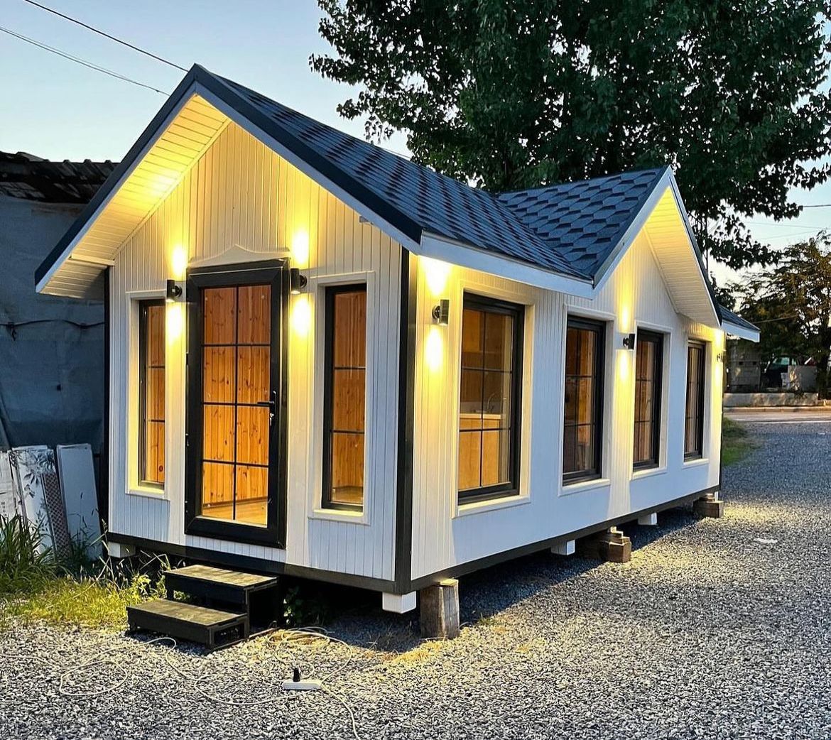 Işıklandırmalı beyaz ahşap bungalov