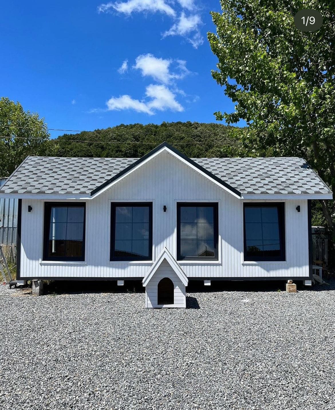 Beyaz cepheli ahşap bungalov