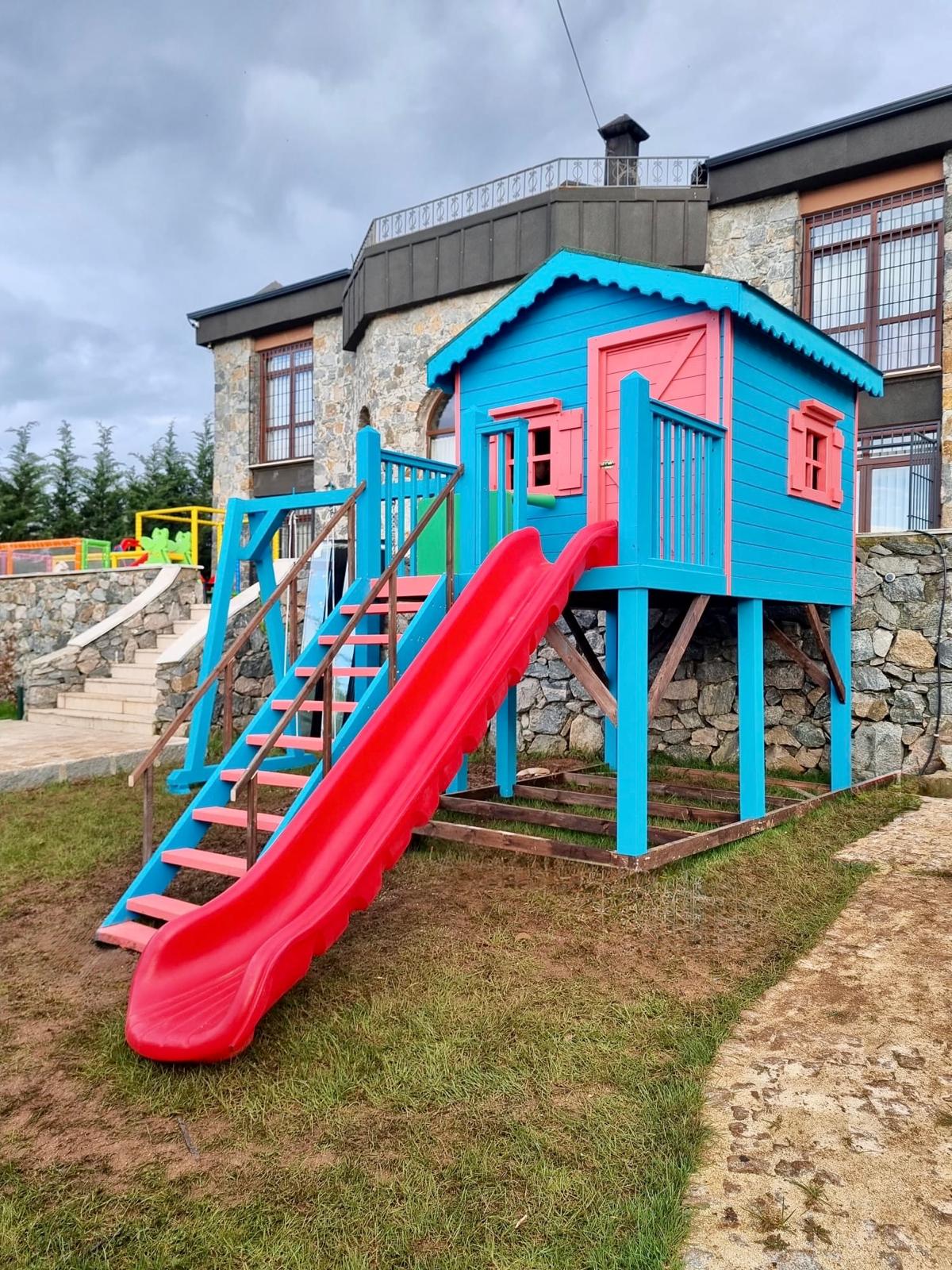 Kaydıraklı ahşap çocuk oyun evi